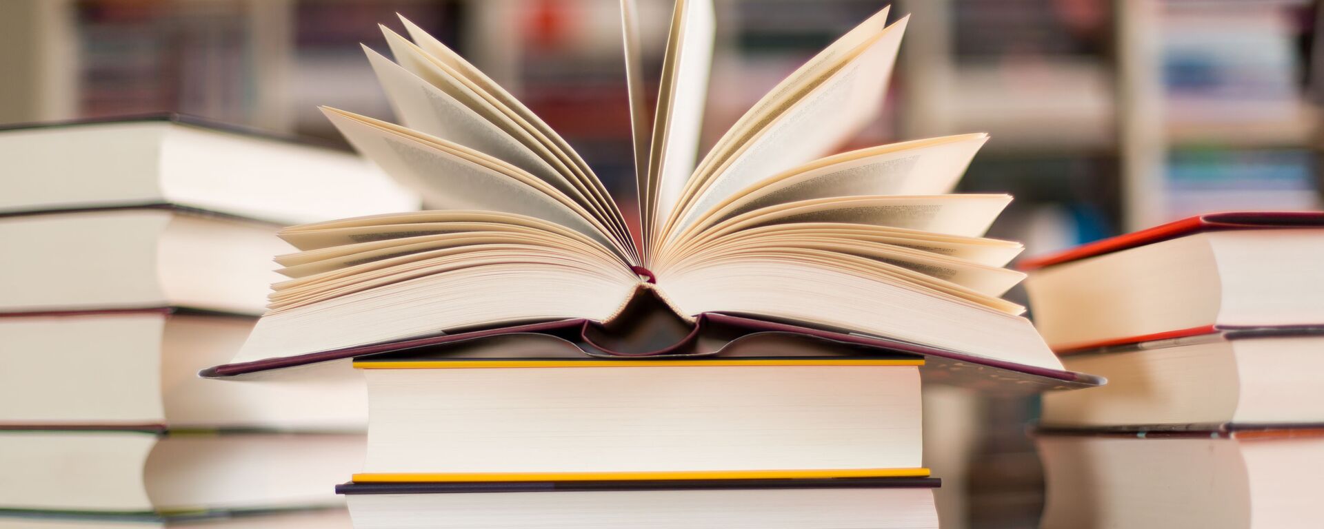 Стопка книг в библиотеке  - Sputnik Абхазия, 1920, 12.02.2026