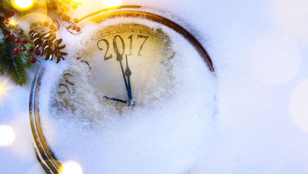 Часы с символическим изображением наступающего 2017 года - Sputnik Абхазия
