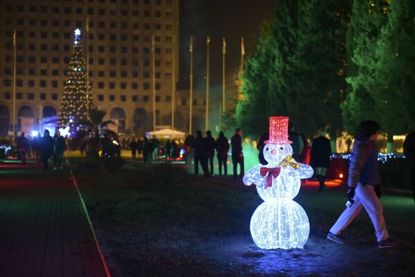 Новогодние гулянья у главной елки страны - Sputnik Абхазия