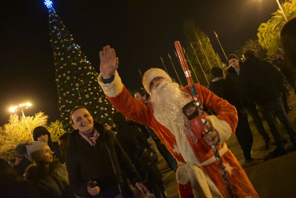 Новогодние гулянья у главной елки страны - Sputnik Абхазия
