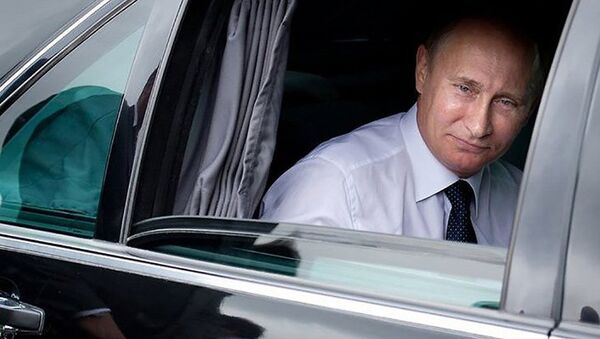 Владимир Путин в автомобиле - Sputnik Абхазия