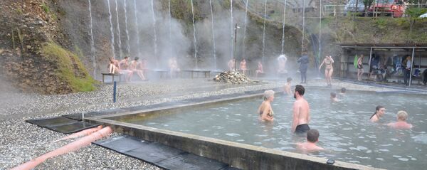 Участники десятого джипперского Нового года посетили водопады Кодорского ущелья и горячий источник в Очамчырском районе республики Участники десятого джипперского Нового года посетили водопады Кодорского ущелья и горячий источник в Очамчырском районе республики - Sputnik Абхазия