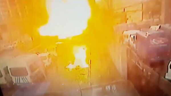 Момент взрыва у здания суда в турецком Измире. Кадры с камеры наблюдения - Sputnik Абхазия