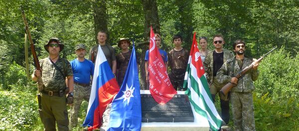 Марух-2016. Участники международной историко-патриотической экспедиции Тропой Памяти у реконструированной ими мемориальной плиты на братской могиле советских солдат, ранее расстрелянной неизвестными вандалами Марух-2016. Участники международной историко-патриотической экспедиции Тропой Памяти у реконструированной ими мемориальной плиты на братской могиле советских солдат, ранее расстрелянной неизвестными вандалами - Sputnik Абхазия