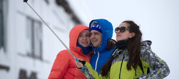 Отдыхающие фотографируются на горнолыжном курорте. Архивное фото Отдыхающие фотографируются на горнолыжном курорте. Архивное фото - Sputnik Абхазия