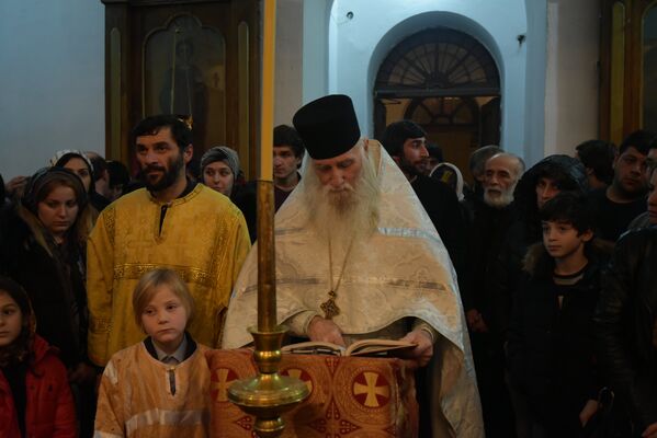 Рождественская служба в соборе Благовещения Пресвятой Богородицы в Сухуме - Sputnik Абхазия