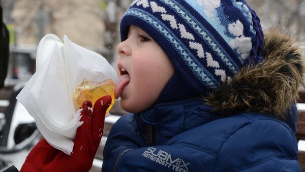 Дети пробуют гигантский леденец. Архивное фото - Sputnik Абхазия