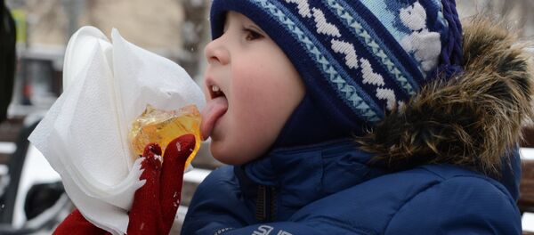 Дети пробуют гигантский леденец. Архивное фото Дети пробуют гигантский леденец. Архивное фото - Sputnik Абхазия