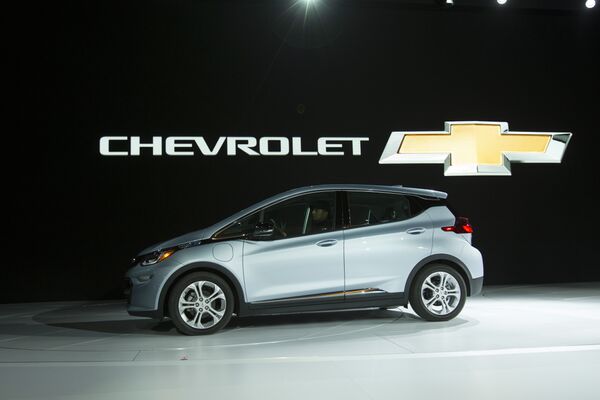 Электромобиль Chevrolet Bolt стал одним из автомобилей 2017 года по версии международного североамериканского автосалона. Модель получила 364 голоса, значительно опередив седан Hyundai Genesis G90 и Volvo S90. - Sputnik Абхазия