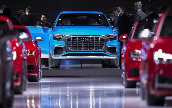 Audi также представила в Детройте концепт полноразмерного кроссовера Q8, который появится в продаже в 2018 году. Одна из особенностей новинки — большие сенсорные экраны, которые помогают управлять автомобилем. - Sputnik Абхазия