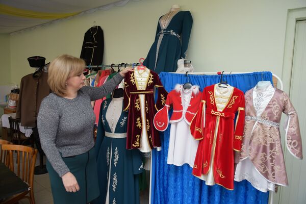 Модельер Мака Кочал-ипа демонстрирует сшитые ею детские национальные костюмы - Sputnik Абхазия