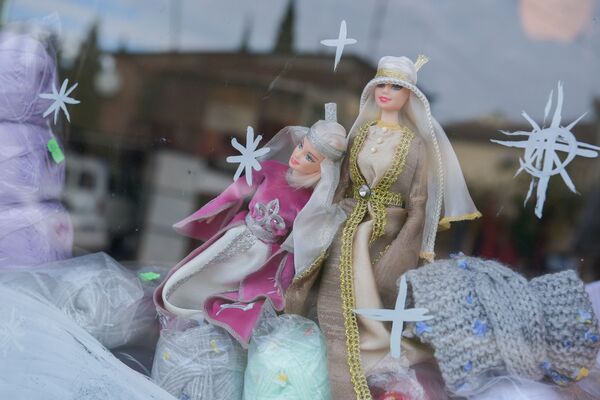 Куклы на витрине магазина - Sputnik Абхазия