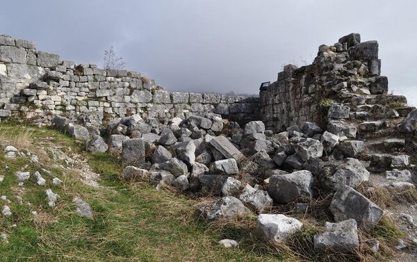 Часть стены анакопийской крепости на Иверской горе в Новом Афоне - Sputnik Абхазия