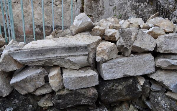 Обломки стены-основы, на которой крепились древние рельефы - Sputnik Абхазия