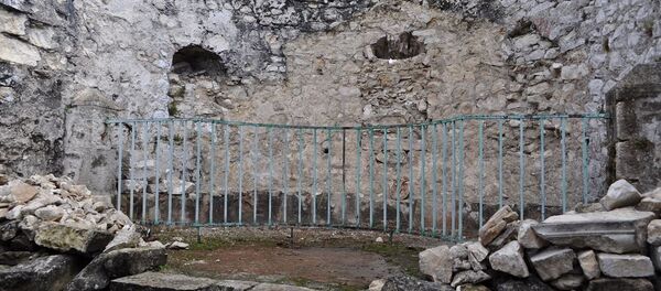 Вид стены с которых исчезли древние фрагменты - Sputnik Абхазия