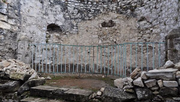Вид стены с которых исчезли древние фрагменты - Sputnik Абхазия