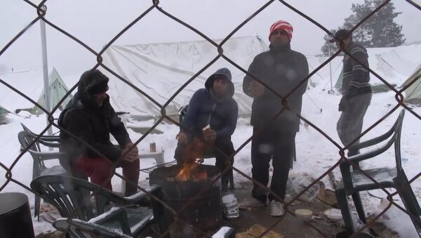 Беженцы грелись у костра в занесенном снегом лагере мигрантов в Салониках - Sputnik Абхазия