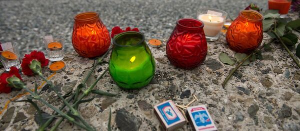 В Сочи жители города несут цветы и свечи к площади Южного мола морского порта - Sputnik Абхазия