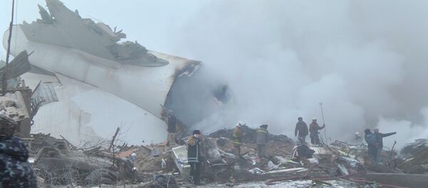 Первые кадры с места крушения грузового самолета — ЧП под Бишкеком Первые кадры с места крушения грузового самолета — ЧП под Бишкеком - Sputnik Абхазия