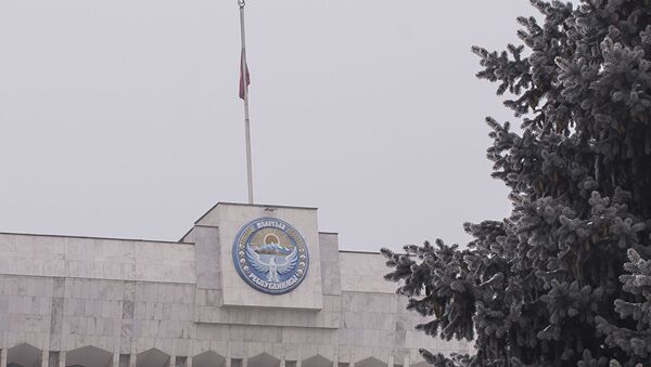 Приспущенный флаг Кыргыстана в день траура - Sputnik Абхазия