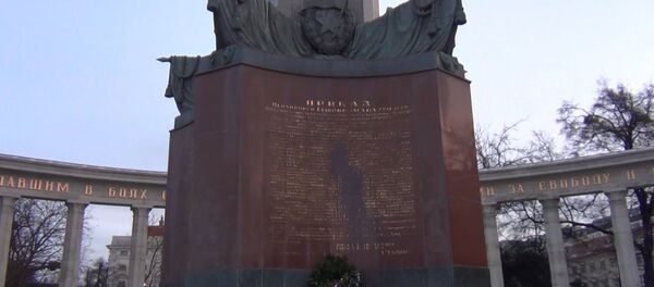 Красная краска на бронзе памятника: в Вене осквернили мемориал советским воинам - Sputnik Абхазия