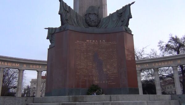 Красная краска на бронзе памятника: в Вене осквернили мемориал советским воинам - Sputnik Абхазия