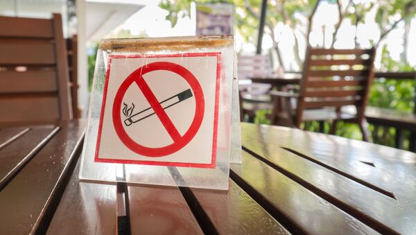 Запрещающий курение знак на уличной веранде кафе - Sputnik Абхазия