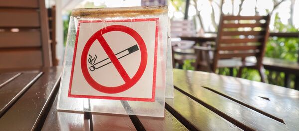Запрещающий курение знак на уличной веранде кафе Запрещающий курение знак на уличной веранде кафе - Sputnik Абхазия