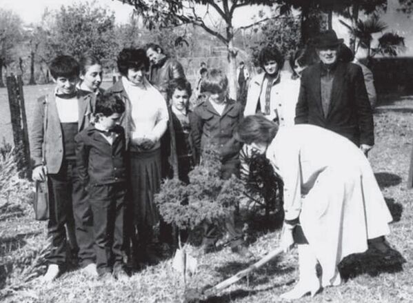 Леля Тванба сажает дерево во дворе Баслахуской средней школы. Март 1988 год. - Sputnik Абхазия