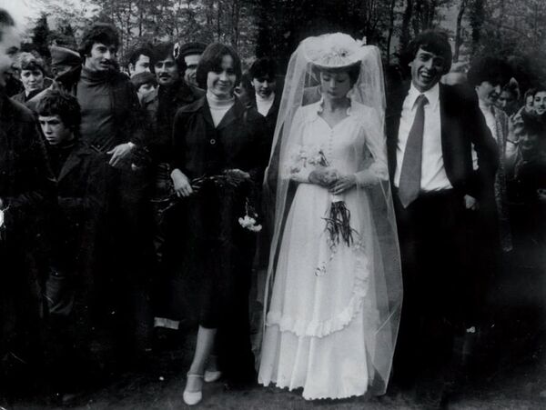 Леля Тванба на свадьбе своей близкой подруги Ларисы Званба. Октябрь 1980 год. - Sputnik Абхазия