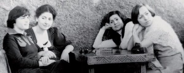 Леля Тванба  в кругу своих подруг. Амзара 1980 год. - Sputnik Абхазия