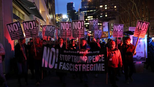 Митинг против избранного президента США Дональда Трампа за пределами International Hotel Трампа и башни в Columbus Circle в Манхэттене, Нью-Йорк - Sputnik Абхазия