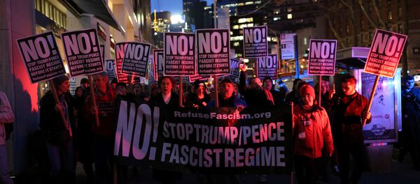 Митинг против избранного президента США Дональда Трампа за пределами International Hotel Трампа и башни в Columbus Circle в Манхэттене, Нью-Йорк Митинг против избранного президента США Дональда Трампа за пределами International Hotel Трампа и башни в Columbus Circle в Манхэттене, Нью-Йорк - Sputnik Абхазия