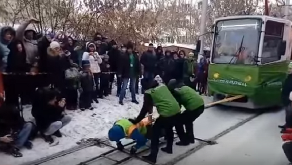 Жительница Иркутска в 20-градусный мороз сдвинула два трамвайных вагона - Sputnik Абхазия