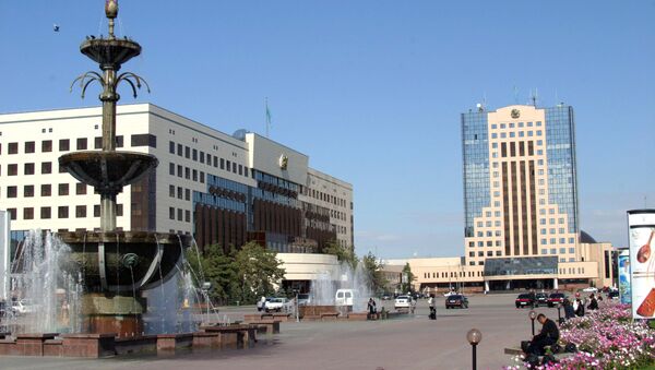 Астана. Здание Президентского дворца (слева) и здание парламента Республики Казахстан - Sputnik Аҧсны