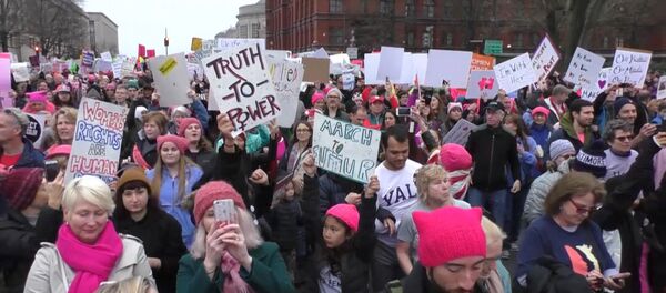 Женские марши против Трампа в Нью-Йорке, Вашингтоне, Лос-Анджелесе и Париже Женские марши против Трампа в Нью-Йорке, Вашингтоне, Лос-Анджелесе и Париже - Sputnik Абхазия