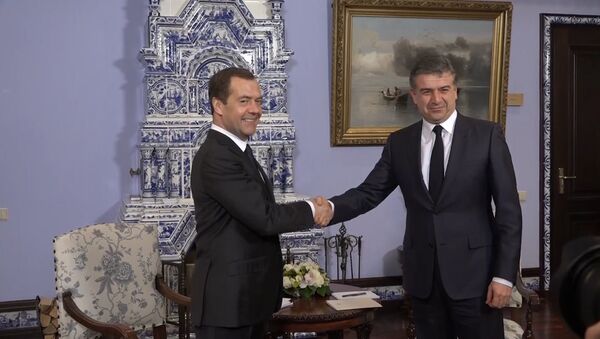 Медведев и Карапетян отметили важность увеличения товарооборота между двумя странами - Sputnik Абхазия