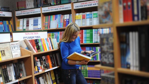 Покупательница в книжном магазине - Sputnik Абхазия