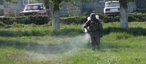 Специалисты дезинфектологи проводят химическую обработку лесопарковых территорий города от клеща - Sputnik Абхазия