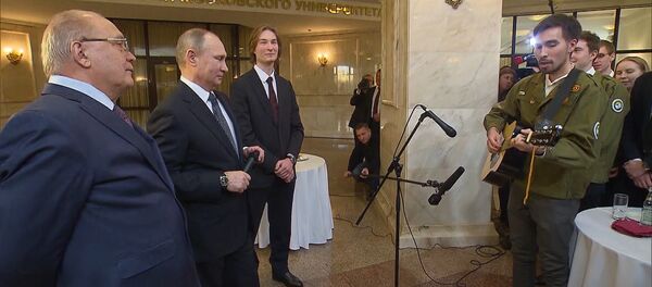 Путин вместе со студентом МГУ спел песню про космос Путин вместе со студентом МГУ спел песню про космос - Sputnik Абхазия