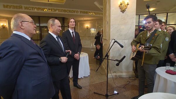 Путин вместе со студентом МГУ спел песню про космос - Sputnik Абхазия
