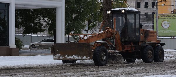 Очистка дороги от снега Очистка дороги от снега - Sputnik Абхазия