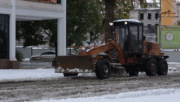 Очистка дороги от снега - Sputnik Абхазия