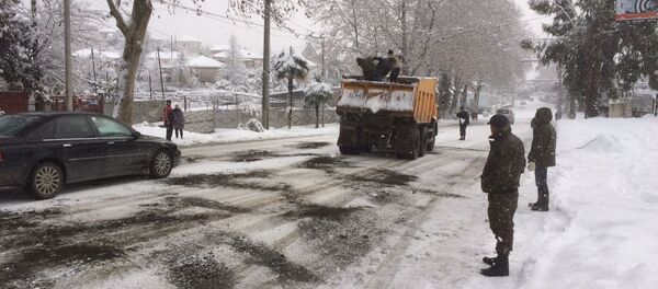 Коммунальные службы расчищают трассу в Сухуме - Sputnik Абхазия