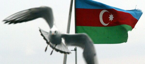 Чайка пролетает на фоне флага Азербайджана Чайка пролетает на фоне флага Азербайджана - Sputnik Абхазия