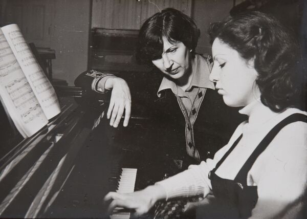 Элеонора Козьмиди почти 60 лет была педагогом по классу фортепиано в Сухумском государственном музыкальном училище имени Алексея Чичба - Sputnik Абхазия