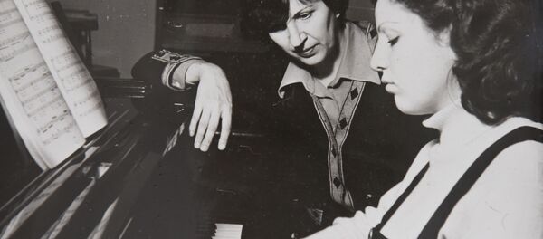 Элеонора Козьмиди почти 60 лет была педагогом по классу фортепиано в Сухумском государственном музыкальном училище имени Алексея Чичба Элеонора Козьмиди почти 60 лет была педагогом по классу фортепиано в Сухумском государственном музыкальном училище имени Алексея Чичба - Sputnik Абхазия