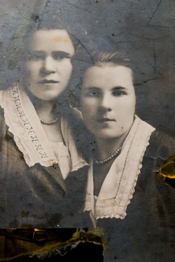 Старшая сестра мамы  Элеоноры Козьмиди  -  Антонина Толстая (слева) попала под репрессию в 30-х годах, она работала секретаршей у Лакоба - Sputnik Абхазия