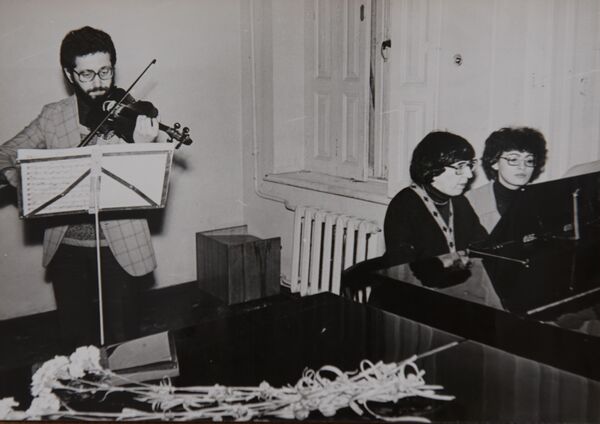 За роялем Элеонора Козьмиди на музыкальном вечере в Сухумском музыкальном училище имени Алексея Чичба - Sputnik Абхазия