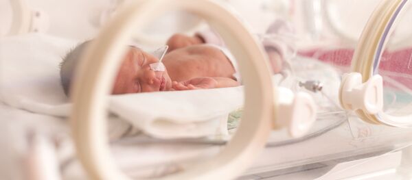 Новорожденный ребенок в роддоме Новорожденный ребенок в роддоме - Sputnik Абхазия